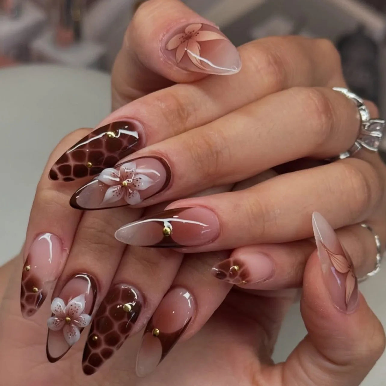 24Pcs Sweet Cool Almond Nail Set Press on Acrylic Nails 3D Floral Butterfly Fake Nail Full Cover French Tip Artificial Nails Art